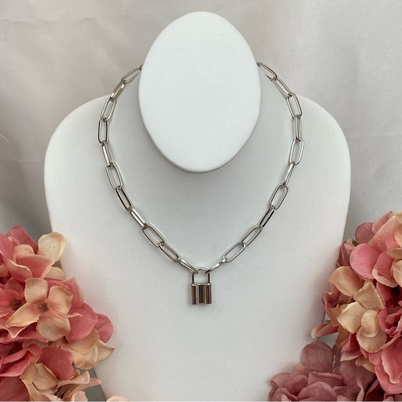 Trendy Chain Link Necklace with Lock Pendant - Picture 8 of 16
